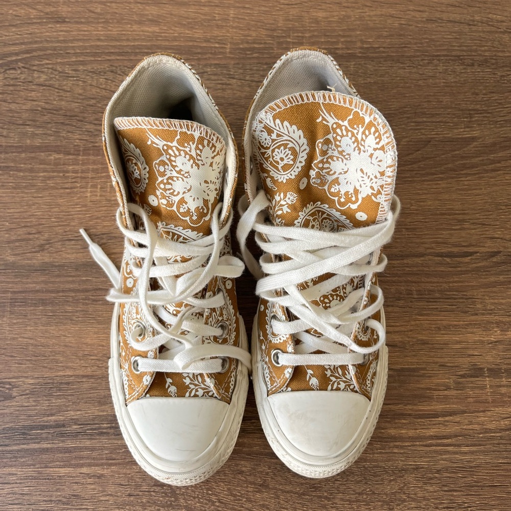 🖤SOLD🖤Converse Size 6 - Mustard yellow with print